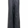 Mandy ausgestellte Lederhose