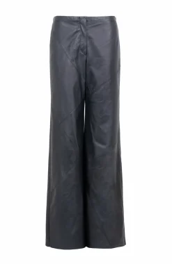Mandy ausgestellte Lederhose