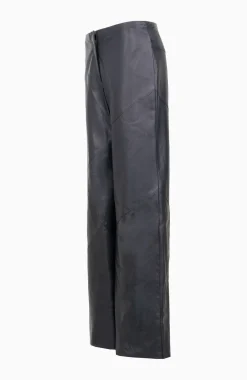 Mandy ausgestellte Lederhose