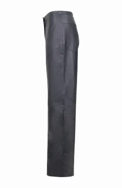 Mandy ausgestellte Lederhose