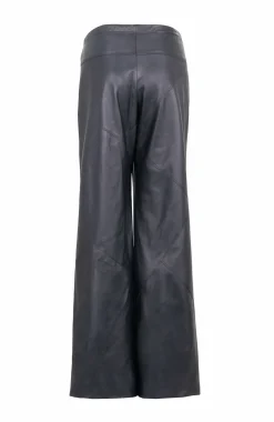 Mandy ausgestellte Lederhose